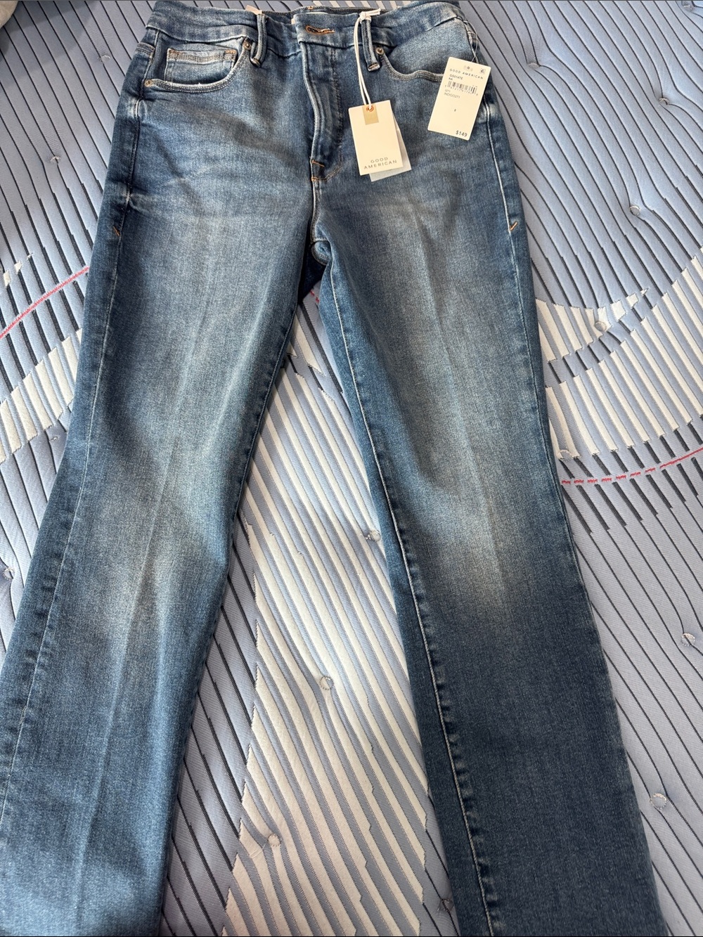 Good American Straight-Leg Jeans in Faded Blue Wash
